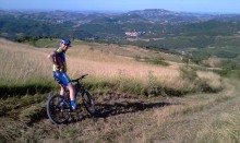 Pedalando tra colline e montagne